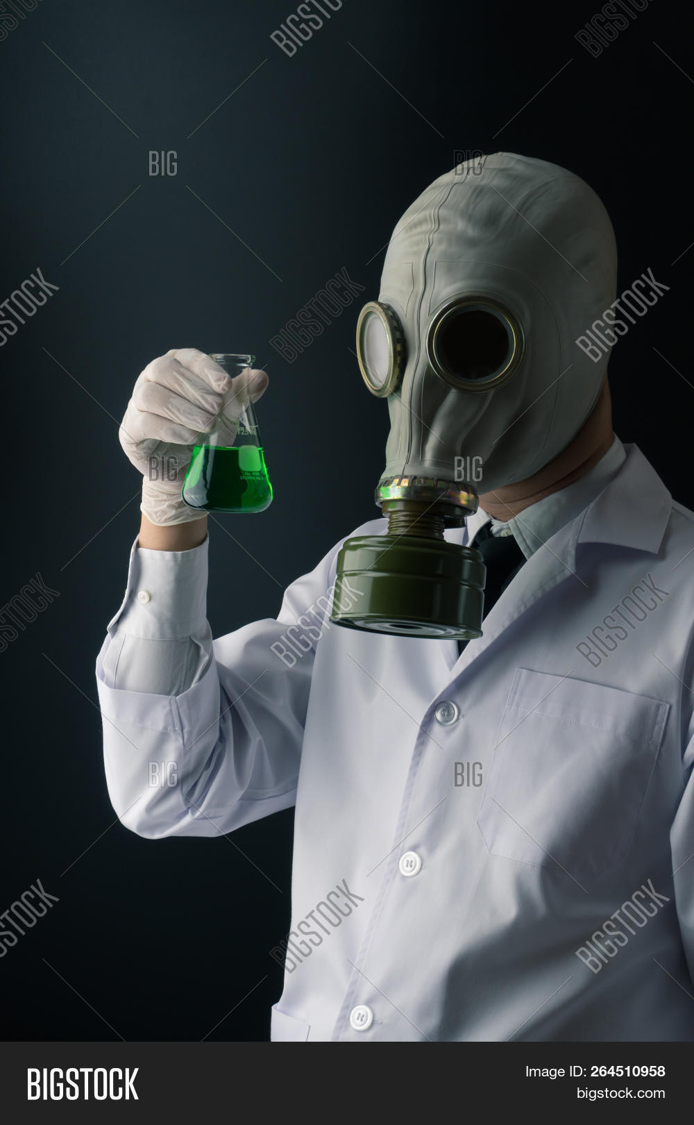 противогаз ученого. смешные противогазы. человек в респираторе. химик в противогазе. противогаз ученого.