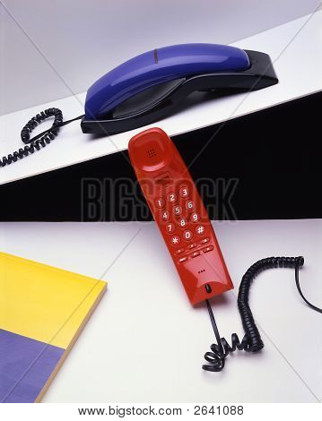 zwei Telefone eine rote und eine blau