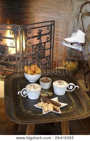 Hot coco, picans calda, arance mature e dolci biscotti attendono i bambini quando tornano da ic