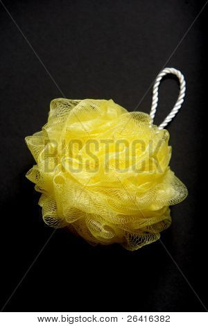 Uma lufa amarelo sobre um fundo preto