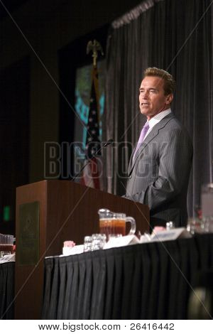 Governador Arnold Schwarzenegger no lunchin da associação médica da Califórnia