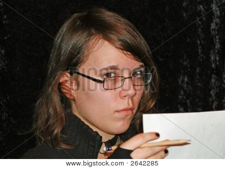 Intellgent Young Lady doen papierwerk