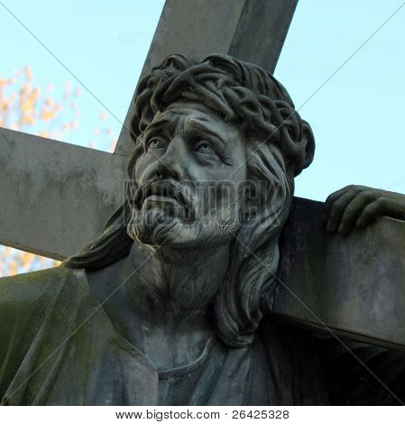 fragmento de la estatua de Jesucristo con la Cruz