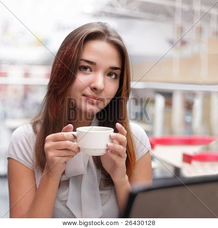 menina interior com cu