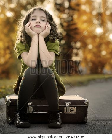  ragazza piena di risentimento sulla valigia