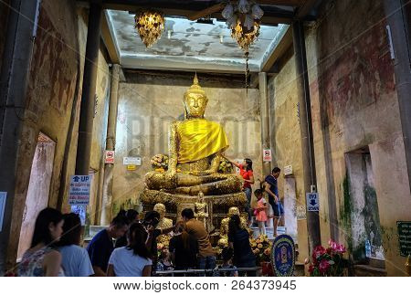 Samut Songkhram, Thailand - Oct 5, 2018 : Buddhists Pray At Buddha Statue At Wat Bang Kung Temple, S