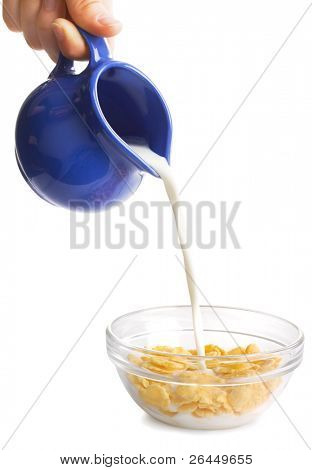 Leche que fluye en un tazón de cereales