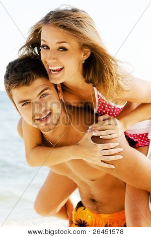 คู่หนุ่มสาวสนุกสนานบนริมทะเล