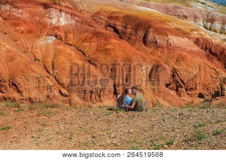 Kissing man and woman in Valley of Mars landscapes in the Altai Mountains, Kyzyl Chin, Siberia, Russia