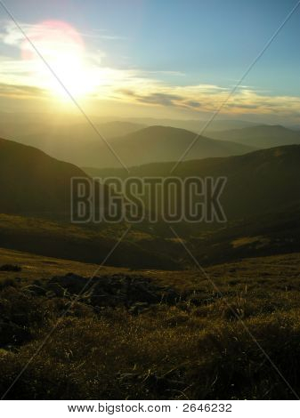 Paysage paisible avec brillait Sun