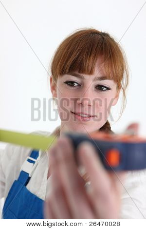 Vrouw met behulp van een meetlint