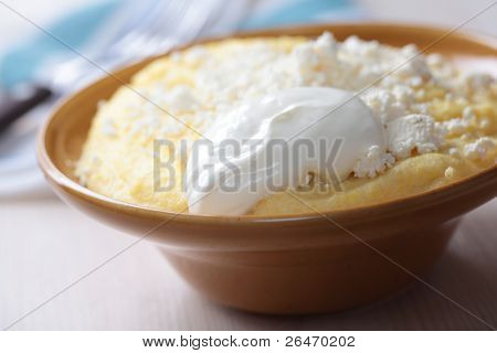 Banosh, Carpathian cornmeal porridge with cheese and sour cream