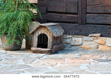 Vecchia cuccia bella senza un cane in fattoria paese