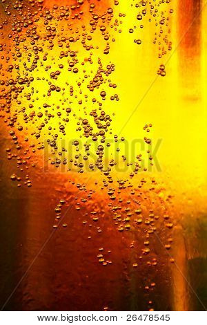 Vidro de detalhe de cerveja com bolhas