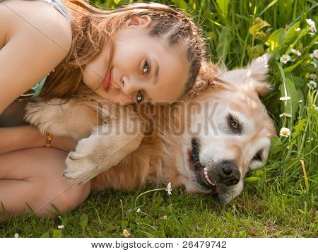 Küçük kız, büyük bir köpek açık bir ortamda sarılma