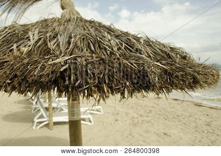 Sombrilla De Paja De Playa En La Playa De Arena De Mallorca