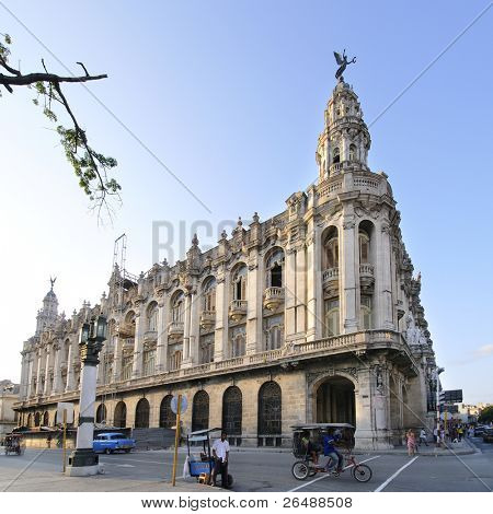 HAVANA - ok. grudnia 2009: Gród z wielką Theather Havana, budynek w tle ok D
