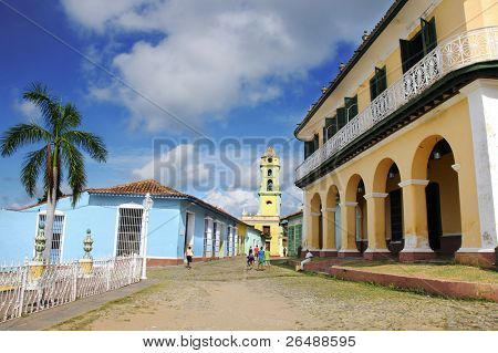 TRINIDAD, KUBA - 25 PAŹDZIERNIKA. Widok z ulicy Trinidad, jeden z UNESCOs Światowego Dziedzictwa UNESCO od 1988 roku. 