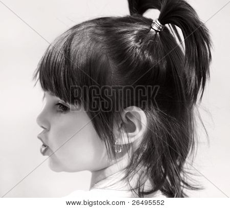 Profil von einem kleinen Mädchen. in Schwarzweiß.