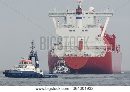 Lng Tanker - The Beautiful Red Ship Flows In Tug Insurance