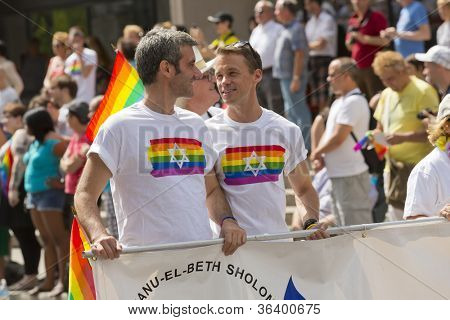 MONTREAL, QC - AUG 19, 2012: Gayové a lesbičky chůze v Gay Pride Parade v Montreal, QC na srpen 19