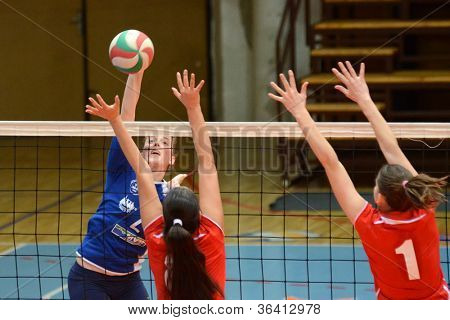 KAPOSVAR, Ungarn - 22 APRIL: Zsanett Pinter (i blåt) i aktion på den ungarske I. League volleyba