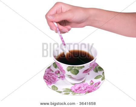 茶女性開き手、スプーンをかき混ぜる