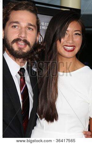 LOS ANGELES - ago 22: Shia LaBeouf, Karolyn Pho arriva alla 