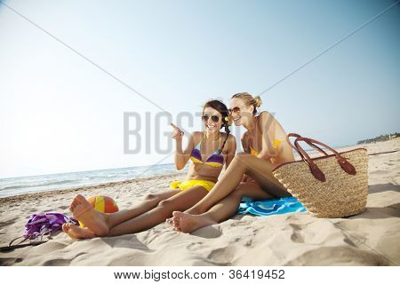 สองหญิงสาวที่ชายหาด