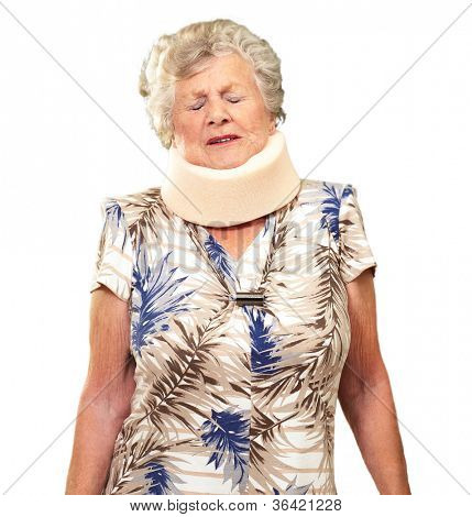 Starší žena nosí Neckbrace na bílém pozadí