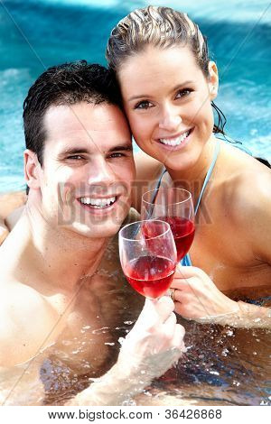 หนุ่มสาวคู่มีความสุขในอ่างจากุซซี่ สปาผ่อนคลาย