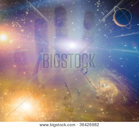 Persone impennata verso la luce tra le stelle