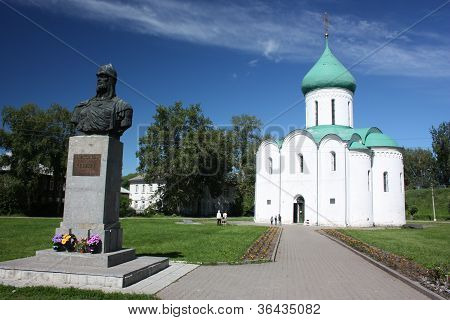 Pereslavl-Zaleski. Frelseren Transfiguration katedral og monument til Alexander Nevsky.