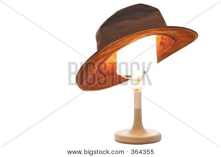 Chapeau sur une lampe