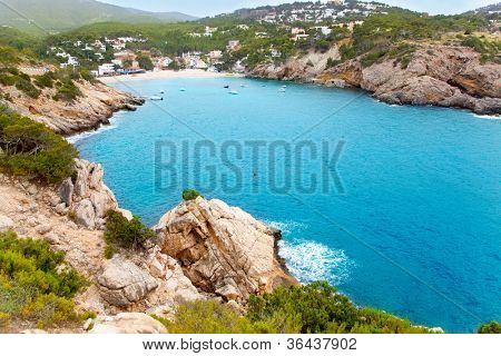 Balear Adaları'nda turkuaz su ile Ibiza Cala Vadella