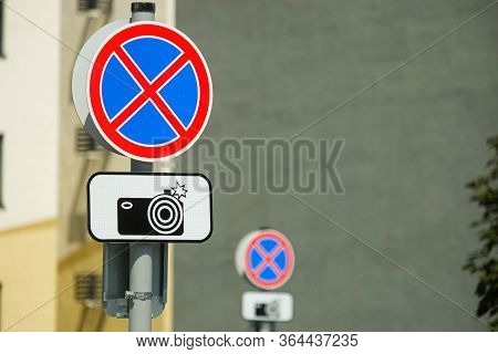 Road Sign Prohibiting Stop And Parking. Warning Plate About The Photofixation Of Violation Of The Ru