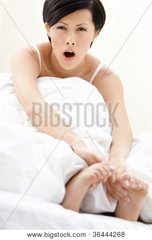 Halfnaked sexet pige gaben, isoleret på hvid baggrund