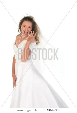 Bruden viser hendes store 3 karat Diamong Ring
