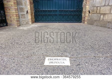 Private Property No Entrance Sign In Italian Language