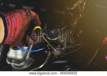 Mechanics Hand Hold Dipstick Transmission Oil Level Gauge With Yellow Color For Checking Automatic T