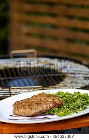 beef steak with spinach and arugula salad