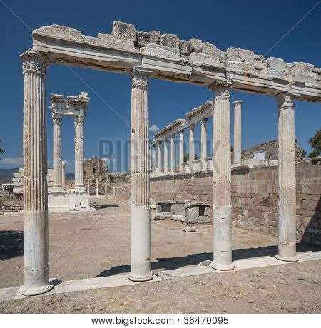 Храм Траяна в Acropolis Пергамон в Турции