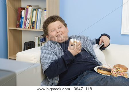 Teenager Donut Essen und Fernsehen