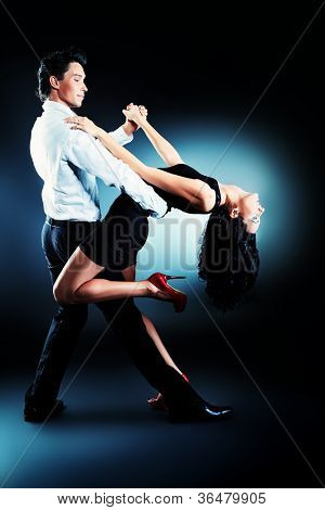 Smukke par professionelle kunstnere dans lidenskabelige dans.