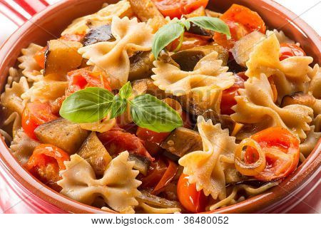 farffalle met aubergines en pachino tomaten