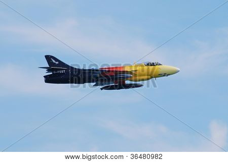 EASTBOURNE, ENGLAND - AUGUST 11: Hawker Hunter kampfly G-PSTT (Miss opførsel) udfører på A