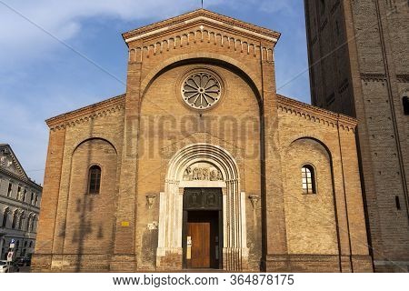 Historic Aurelio Saffi Square In Forli, Emilia Romagna, Italy: Facade Of San Mercuriale