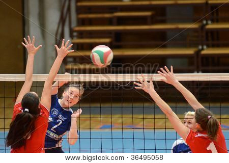 KAPOSVAR, Ungarn - 22 APRIL: Zsanett Pinter (blå 2) i aktion på den ungarske I. League volleyb