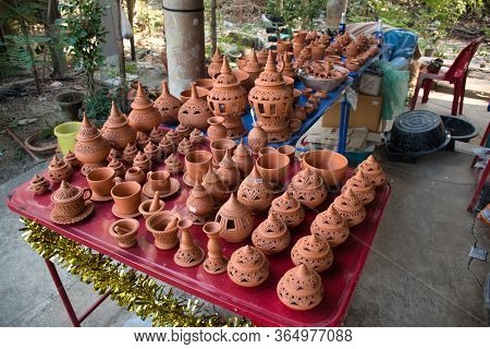 Koh Kret, Thailand 01.04.2020: Beautiful Thai Handmade Pottery Product In Koh Kret Pottery Village W