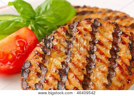 gegrilltes Fleisch Burget mit Tomaten und Basilikum